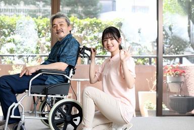 介護施設で利用者に寄り添うスタッフ
